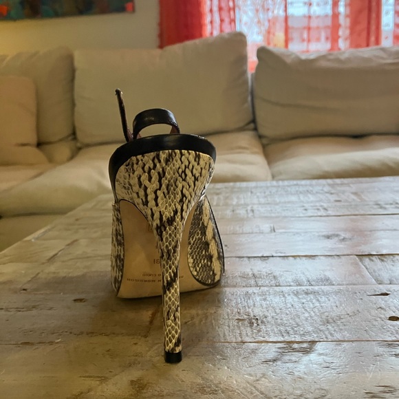 Beautiful hardly worn black heel with snake-like detail on side. - Picture 2 of 5